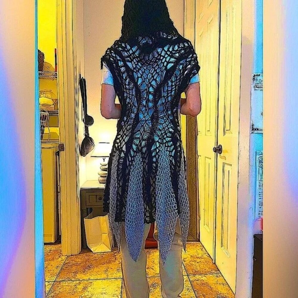This beautiful one-size-fits-all design offers comfortable wear for all. I’m 5’7